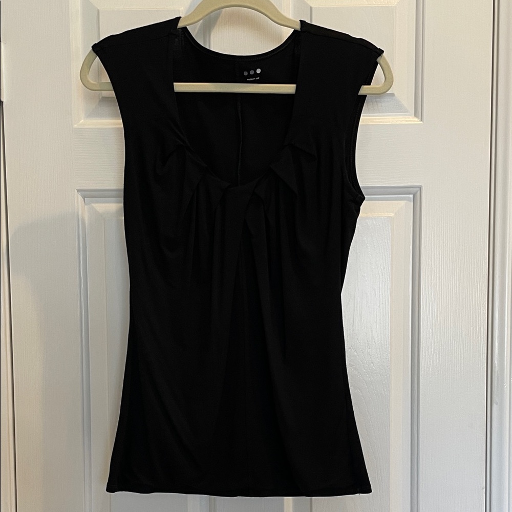 Three Dots black sleeveless scoop neck top with scalloped collar women’s large